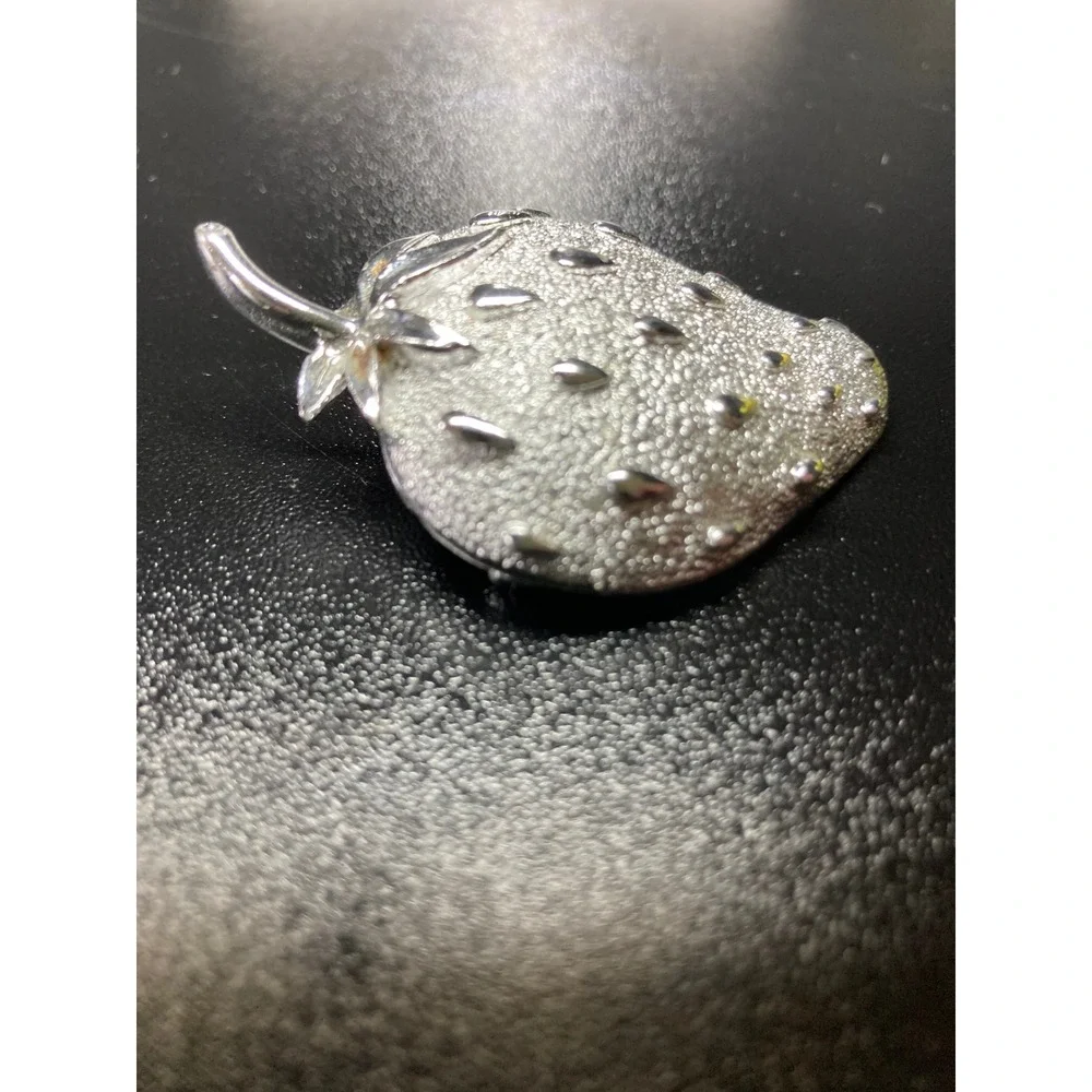 Sarah‎ Coventry Vintage Strawberry Brooch Silver Tone Textured Fruit Pin 2 Inch